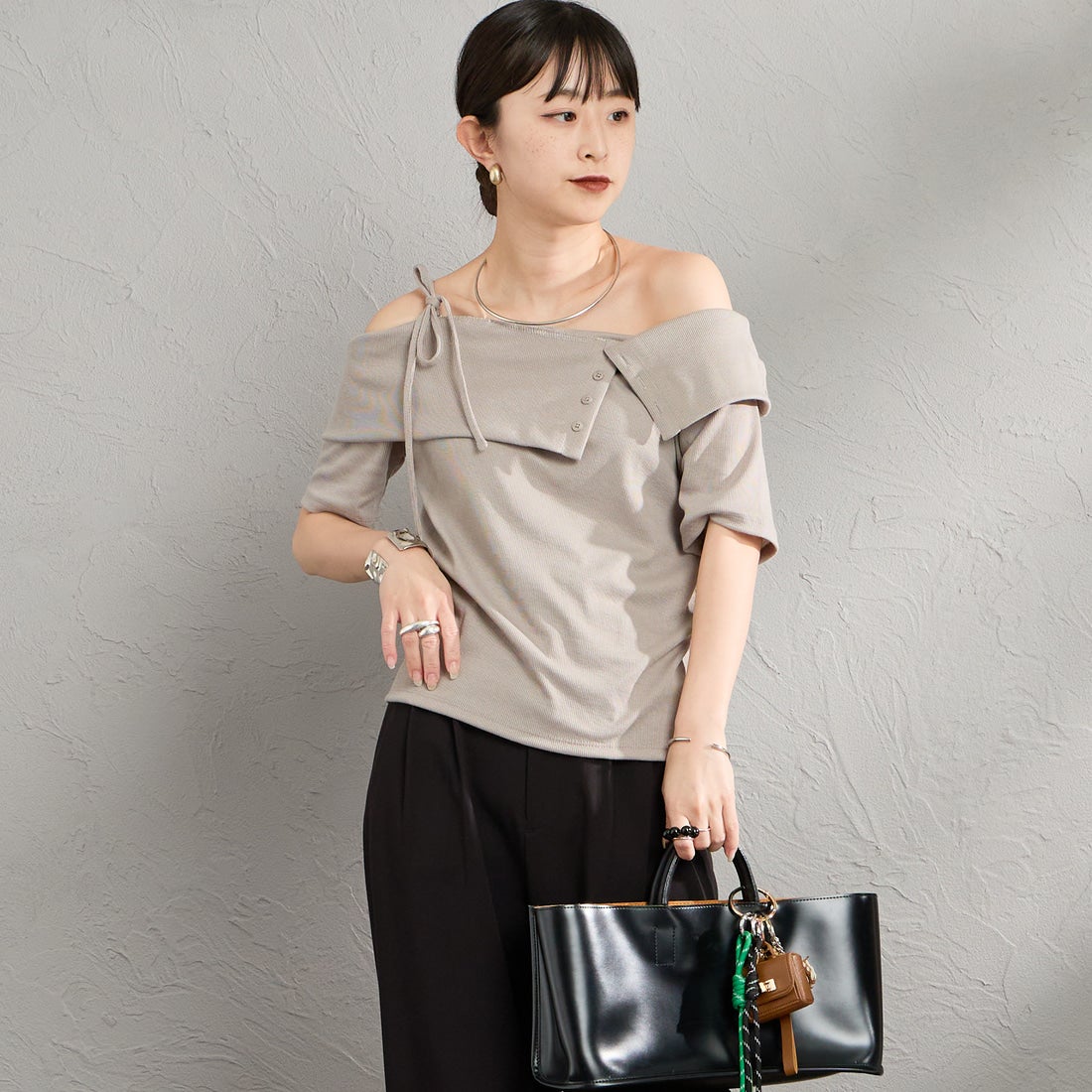 nenom [ネノム] マルチWAY オフショルダーTシャツ [NE26322008] 23 GREIGE &&モデル身長：150cm 着用サイズ：F&&