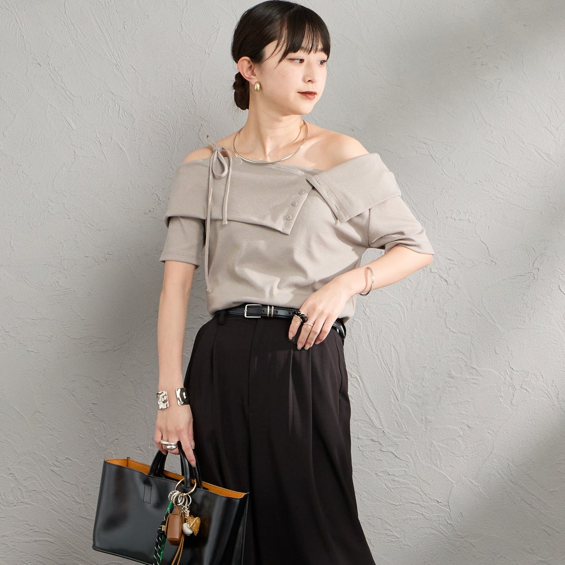 nenom [ネノム] マルチWAY オフショルダーTシャツ [NE26322008] 23 GREIGE &&モデル身長：150cm 着用サイズ：F&&