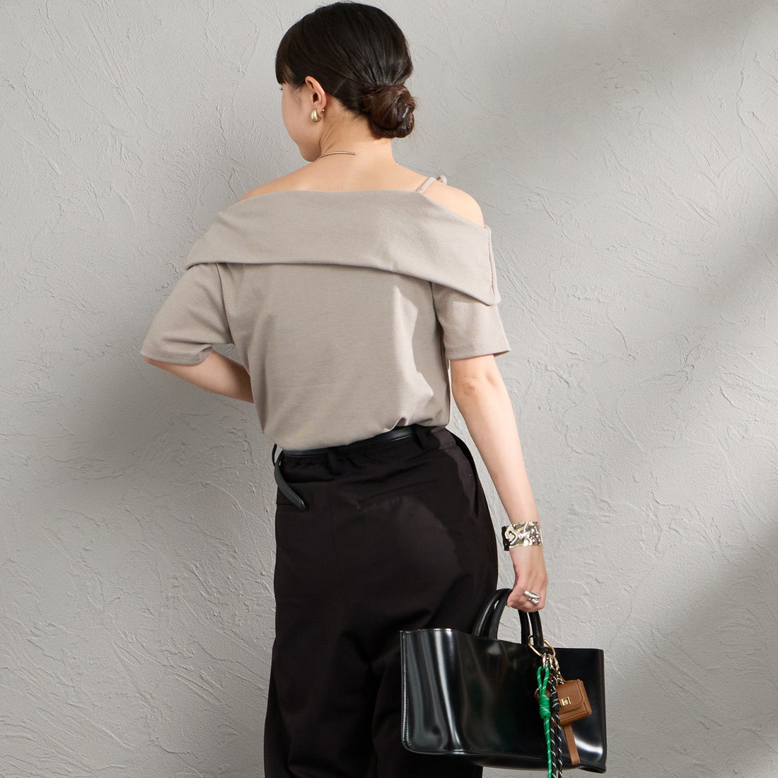 nenom [ネノム] マルチWAY オフショルダーTシャツ [NE26322008] 23 GREIGE &&モデル身長：150cm 着用サイズ：F&&