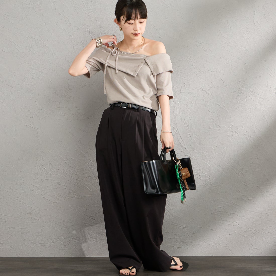 nenom [ネノム] マルチWAY オフショルダーTシャツ [NE26322008] 23 GREIGE &&モデル身長：150cm 着用サイズ：F&&ム] マルチWAY オフショルダーTシャツ [NE26322008] 21 IVORY