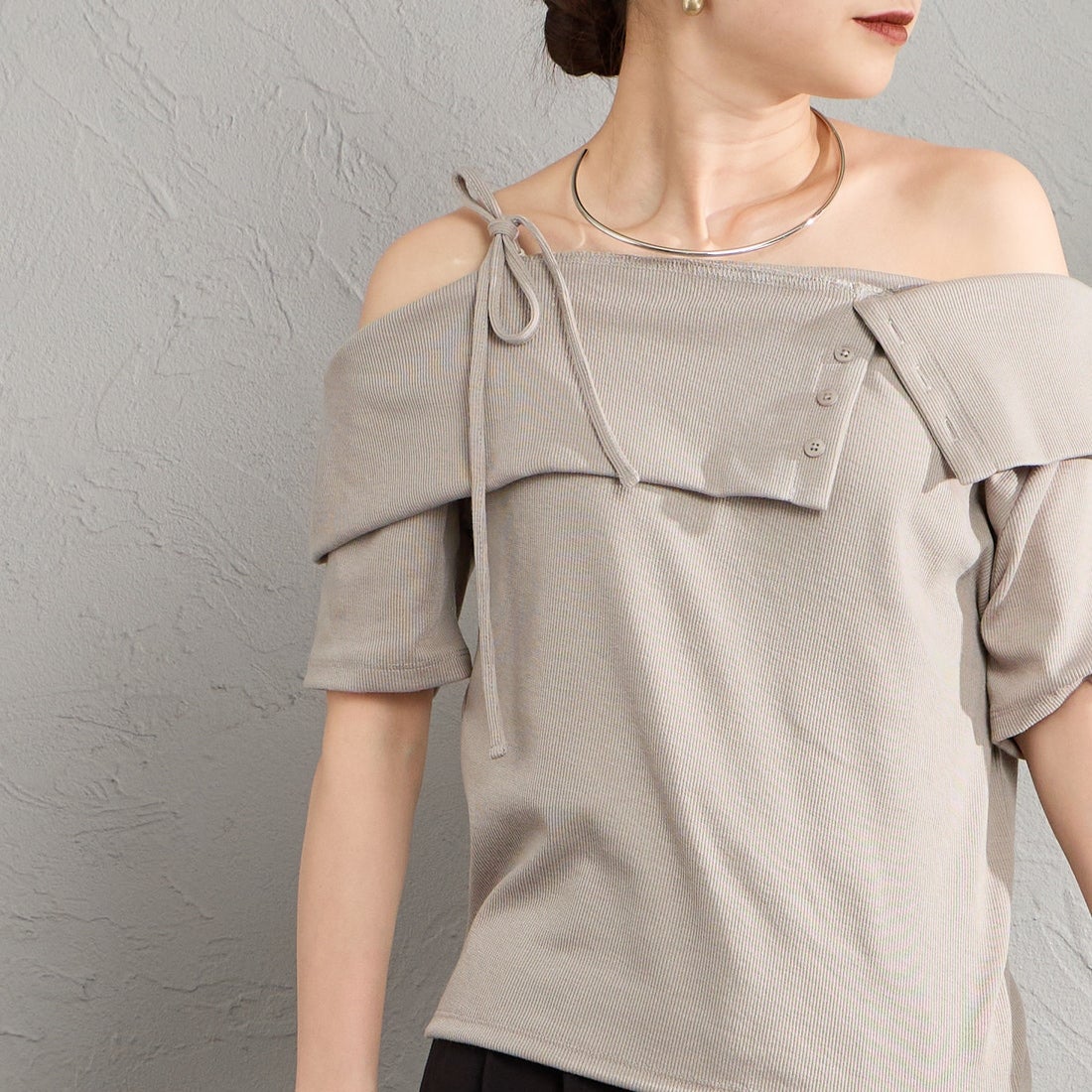 nenom [ネノム] マルチWAY オフショルダーTシャツ [NE26322008] 23 GREIGE &&モデル身長：150cm 着用サイズ：F&&
