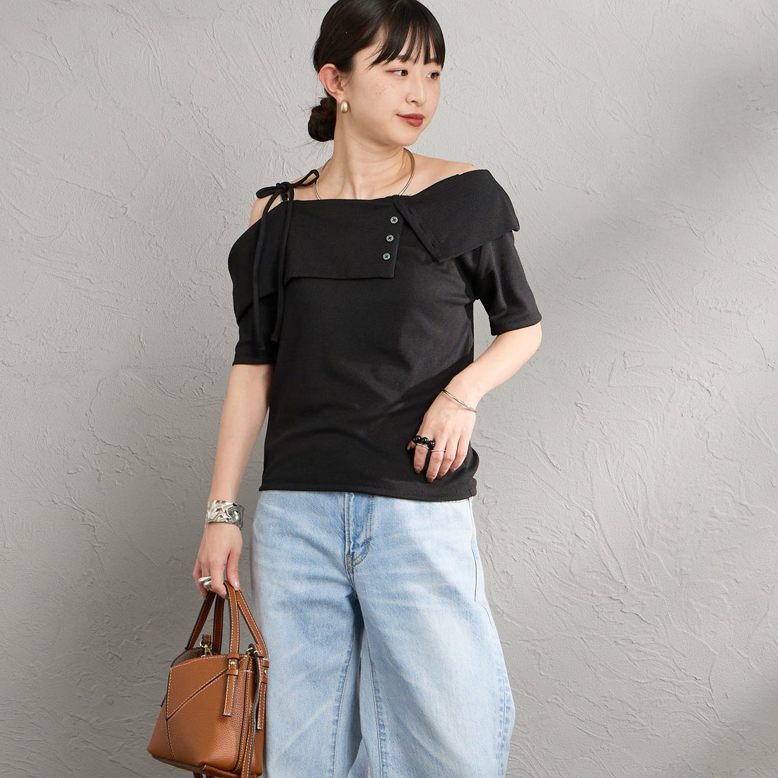 nenom [ネノム] マルチWAY オフショルダーTシャツ [NE26322008] 09 BLACK &&モデル身長：150cm 着用サイズ：F&&