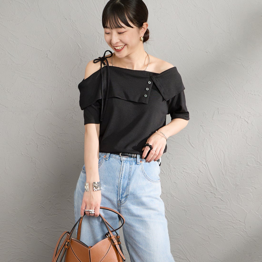 nenom [ネノム] マルチWAY オフショルダーTシャツ [NE26322008] 09 BLACK &&モデル身長：150cm 着用サイズ：F&&