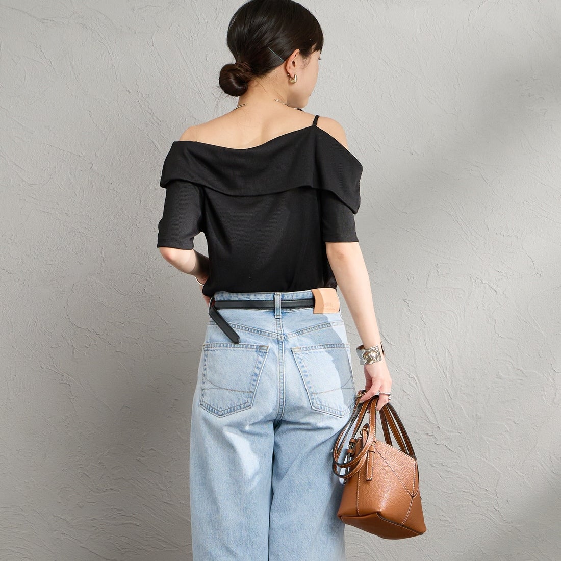 nenom [ネノム] マルチWAY オフショルダーTシャツ [NE26322008] 09 BLACK &&モデル身長：150cm 着用サイズ：F&&