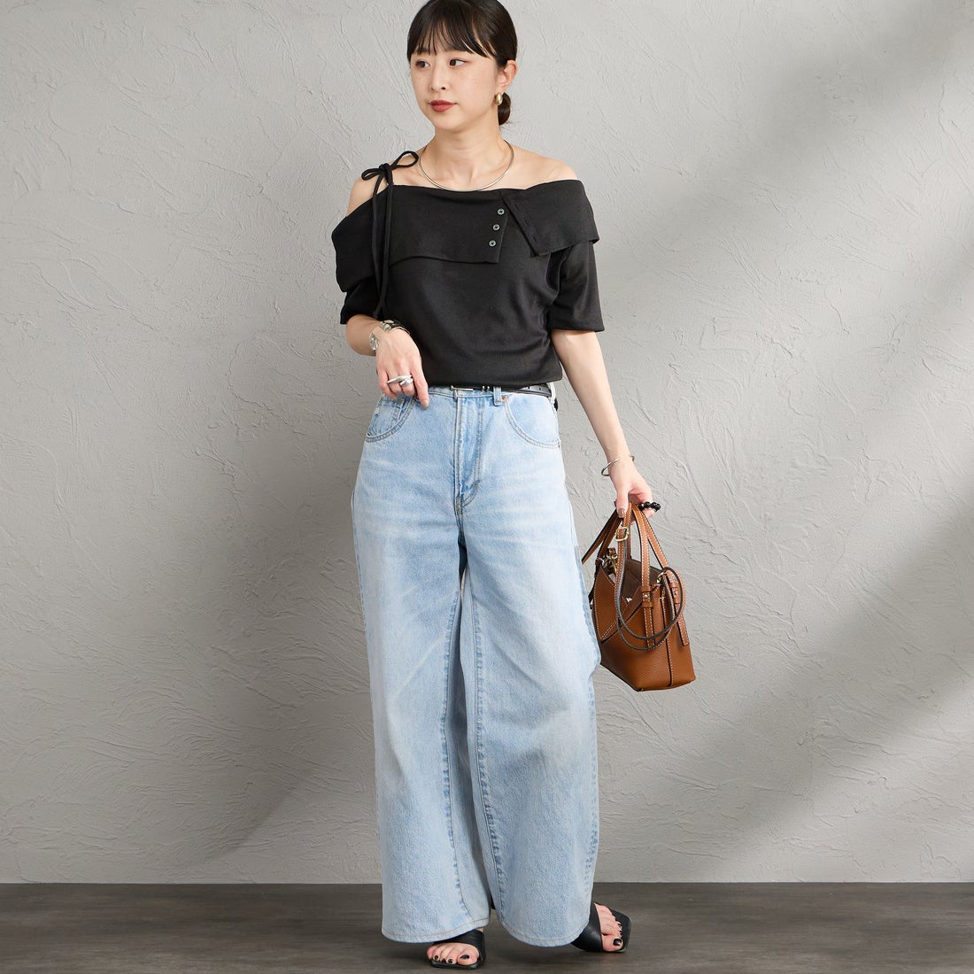 nenom [ネノム] マルチWAY オフショルダーTシャツ [NE26322008] 09 BLACK &&モデル身長：150cm 着用サイズ：F&&