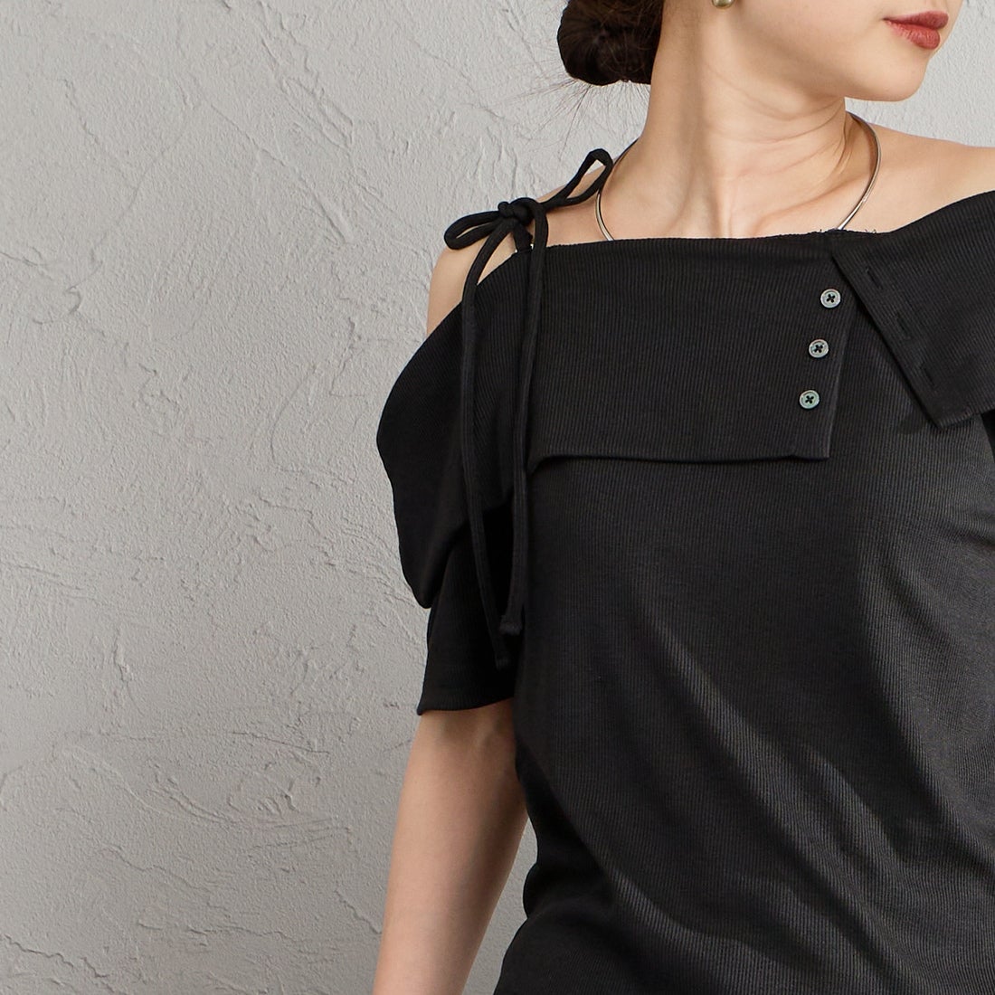 nenom [ネノム] マルチWAY オフショルダーTシャツ [NE26322008] 09 BLACK &&モデル身長：150cm 着用サイズ：F&&