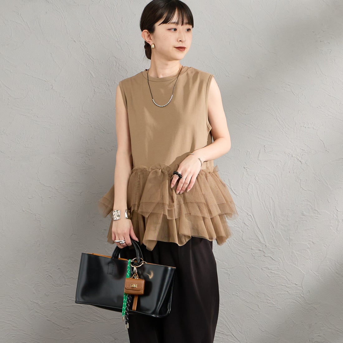 nenom [ネノム] バブルヘム チュールデザインノースリーブTシャツ [NE26612019] 28 BROWN &&モデル身長：150cm 着用サイズ：F&&