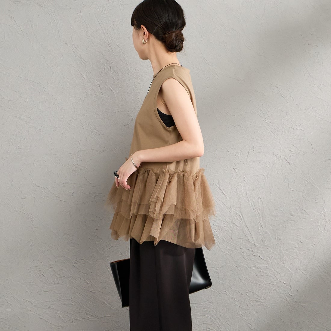 nenom [ネノム] バブルヘム チュールデザインノースリーブTシャツ [NE26612019] 28 BROWN &&モデル身長：150cm 着用サイズ：F&&