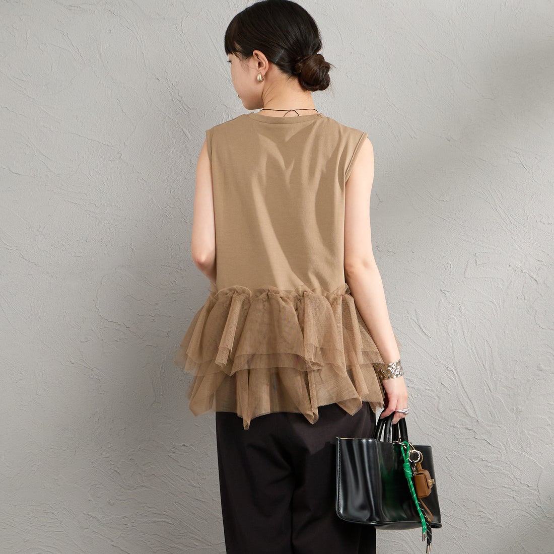 nenom [ネノム] バブルヘム チュールデザインノースリーブTシャツ [NE26612019] 28 BROWN &&モデル身長：150cm 着用サイズ：F&&