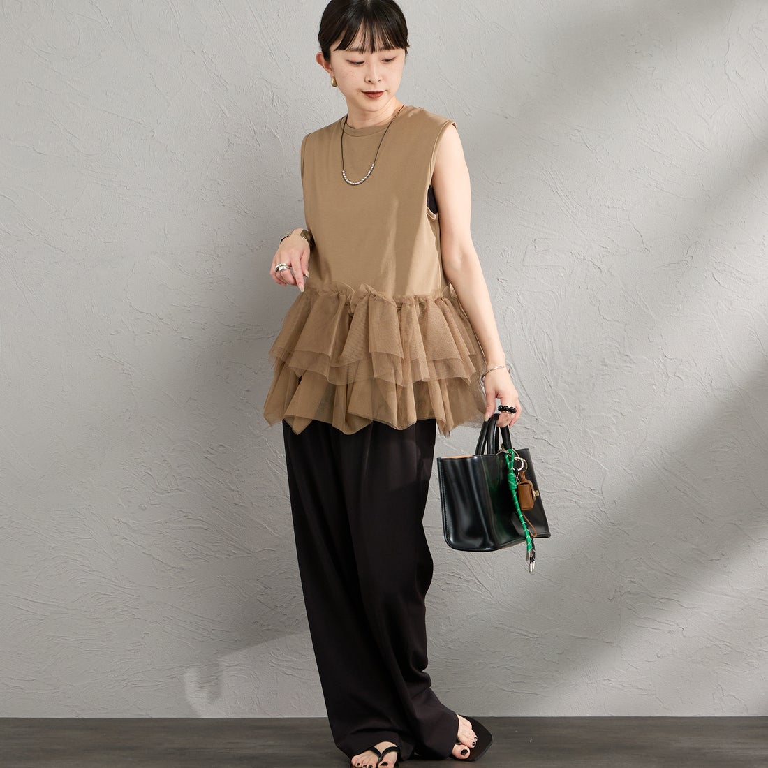 nenom [ネノム] バブルヘム チュールデザインノースリーブTシャツ [NE26612019] 28 BROWN &&モデル身長：150cm 着用サイズ：F&&