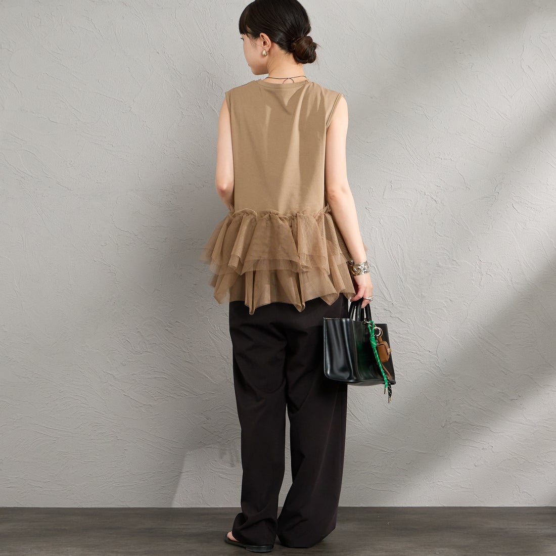 nenom [ネノム] バブルヘム チュールデザインノースリーブTシャツ [NE26612019] 28 BROWN &&モデル身長：150cm 着用サイズ：F&&