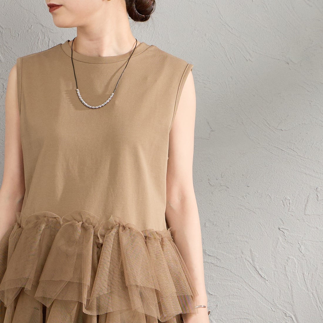 nenom [ネノム] バブルヘム チュールデザインノースリーブTシャツ [NE26612019] 28 BROWN &&モデル身長：150cm 着用サイズ：F&&