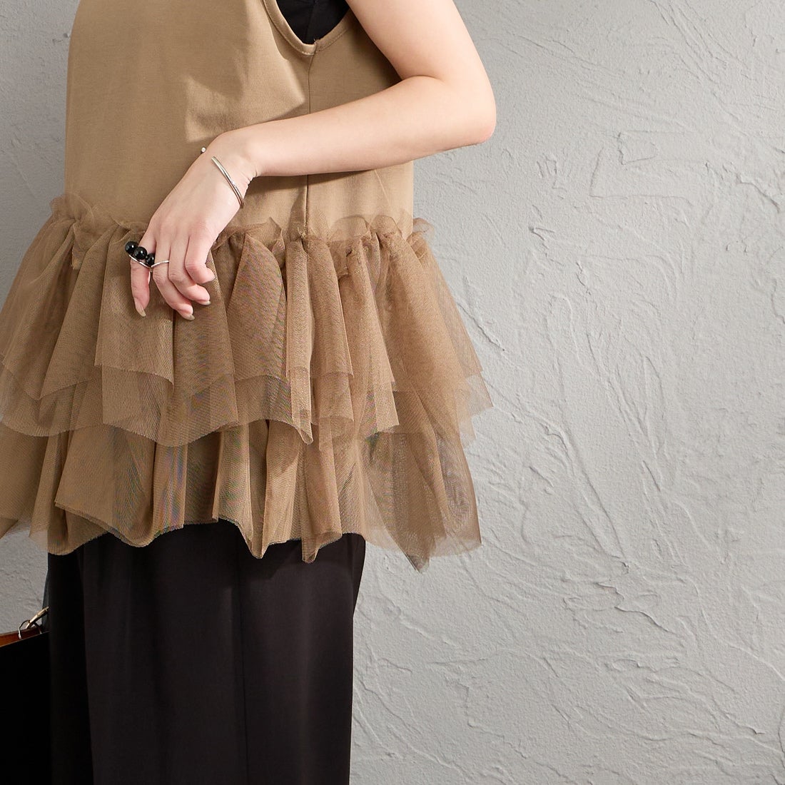 nenom [ネノム] バブルヘム チュールデザインノースリーブTシャツ [NE26612019] 28 BROWN &&モデル身長：150cm 着用サイズ：F&&