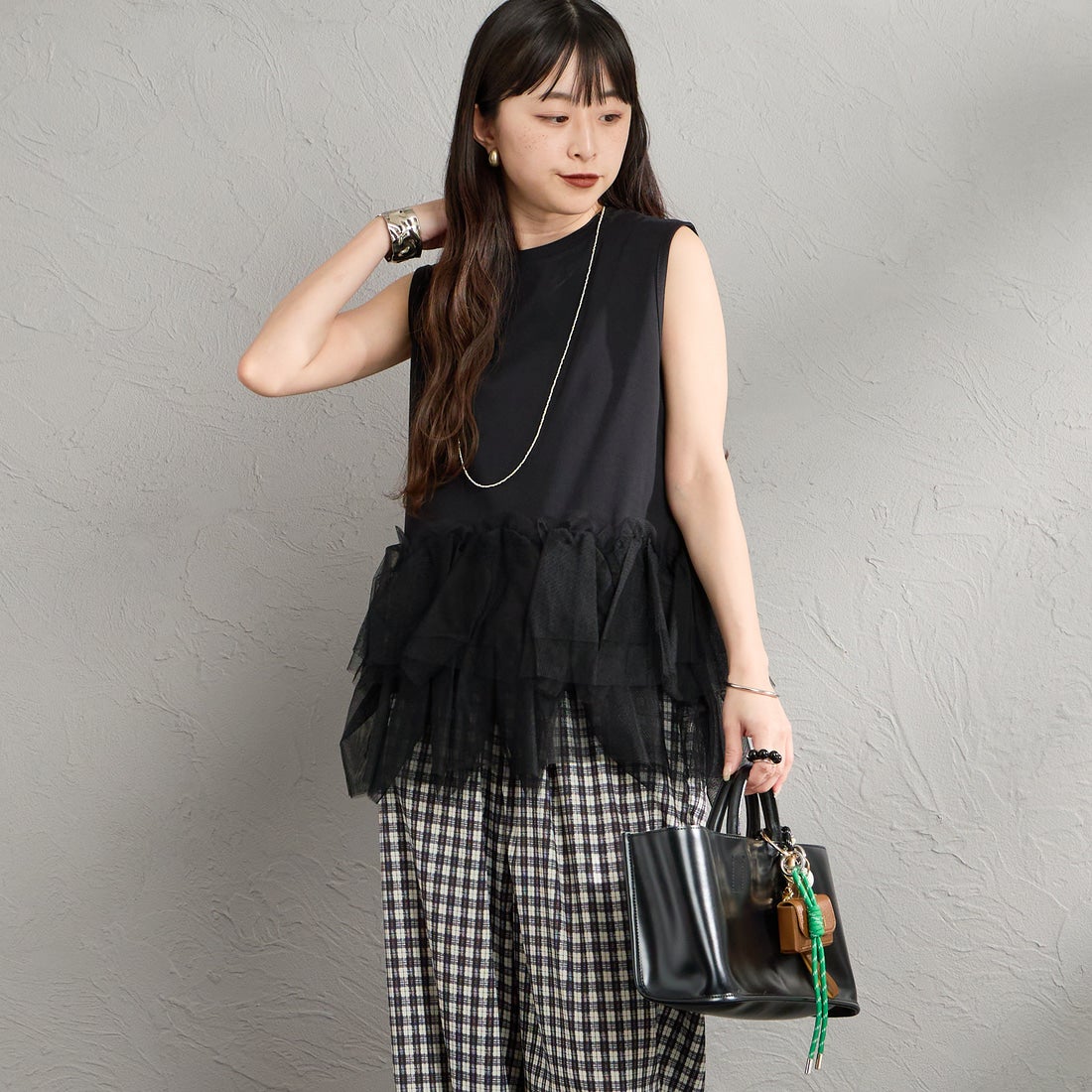 nenom [ネノム] バブルヘム チュールデザインノースリーブTシャツ [NE26612019] 09 BLACK &&モデル身長：150cm 着用サイズ：F&&