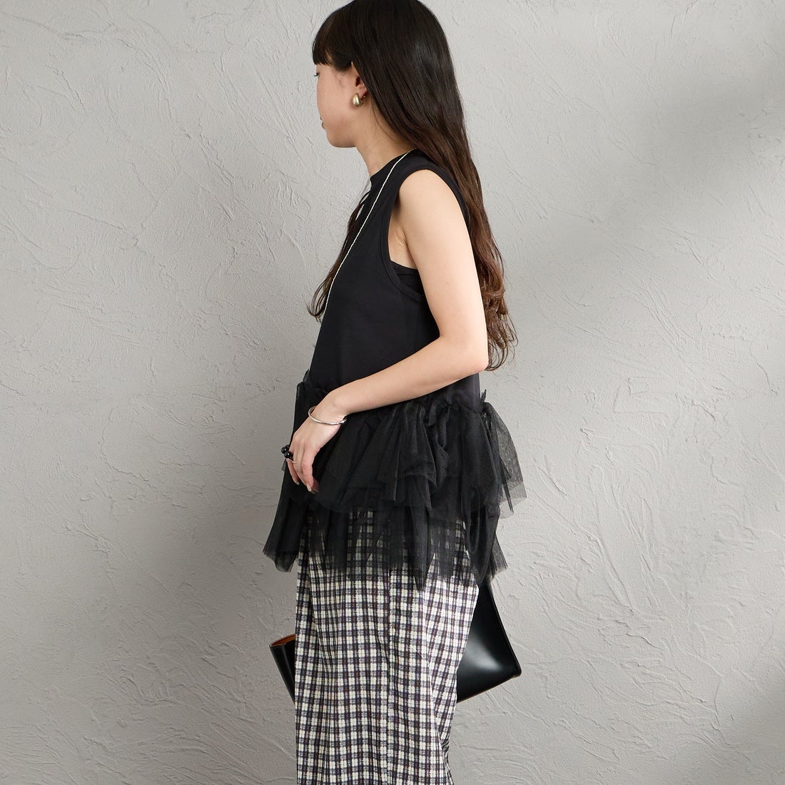 nenom [ネノム] バブルヘム チュールデザインノースリーブTシャツ [NE26612019] 09 BLACK &&モデル身長：150cm 着用サイズ：F&&