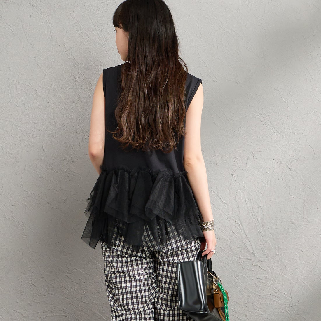 nenom [ネノム] バブルヘム チュールデザインノースリーブTシャツ [NE26612019] 09 BLACK &&モデル身長：150cm 着用サイズ：F&&