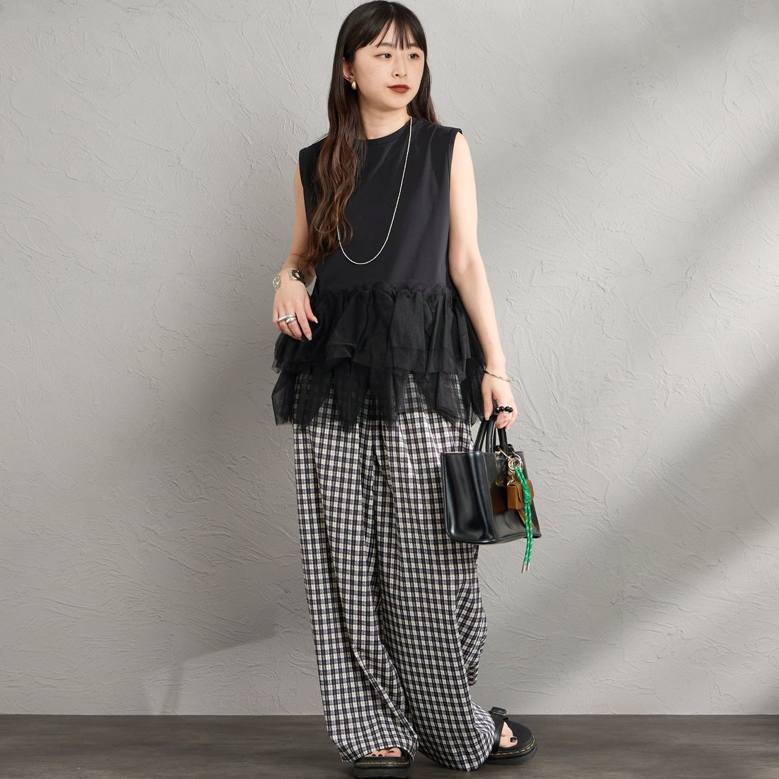 nenom [ネノム] バブルヘム チュールデザインノースリーブTシャツ [NE26612019] 09 BLACK &&モデル身長：150cm 着用サイズ：F&&