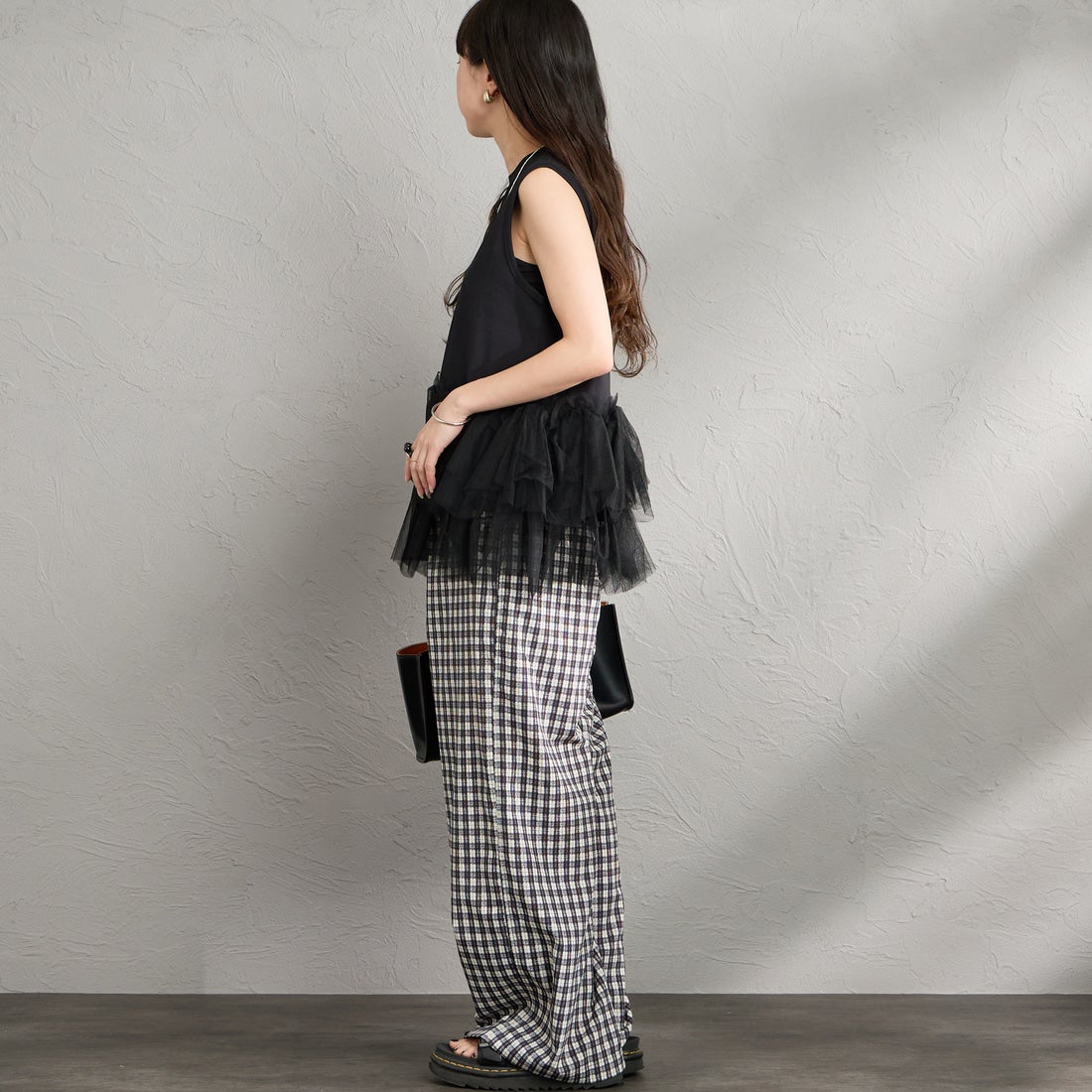 nenom [ネノム] バブルヘム チュールデザインノースリーブTシャツ [NE26612019] 09 BLACK &&モデル身長：150cm 着用サイズ：F&&