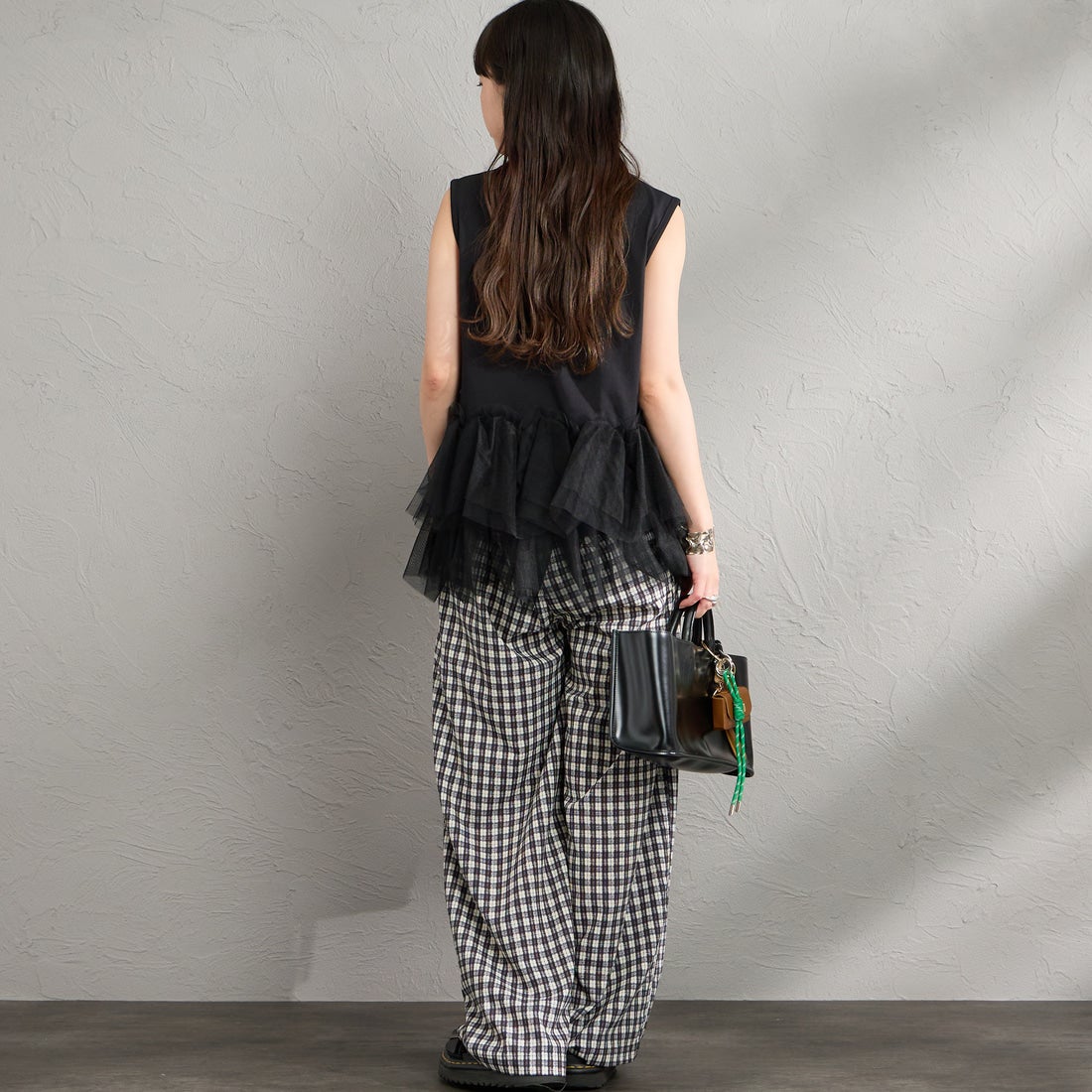 nenom [ネノム] バブルヘム チュールデザインノースリーブTシャツ [NE26612019] 09 BLACK &&モデル身長：150cm 着用サイズ：F&&