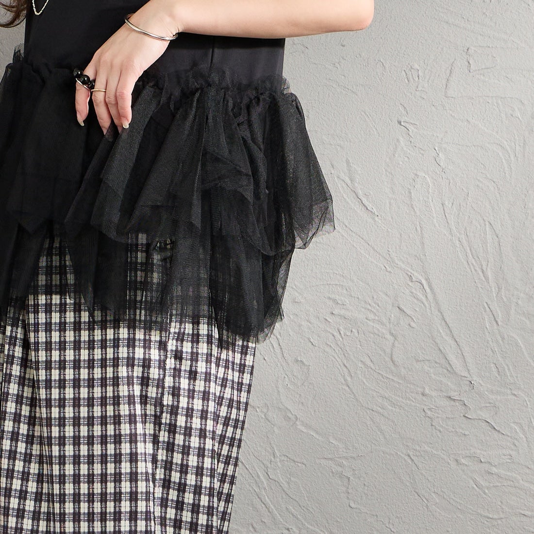 nenom [ネノム] バブルヘム チュールデザインノースリーブTシャツ [NE26612019] 09 BLACK &&モデル身長：150cm 着用サイズ：F&&