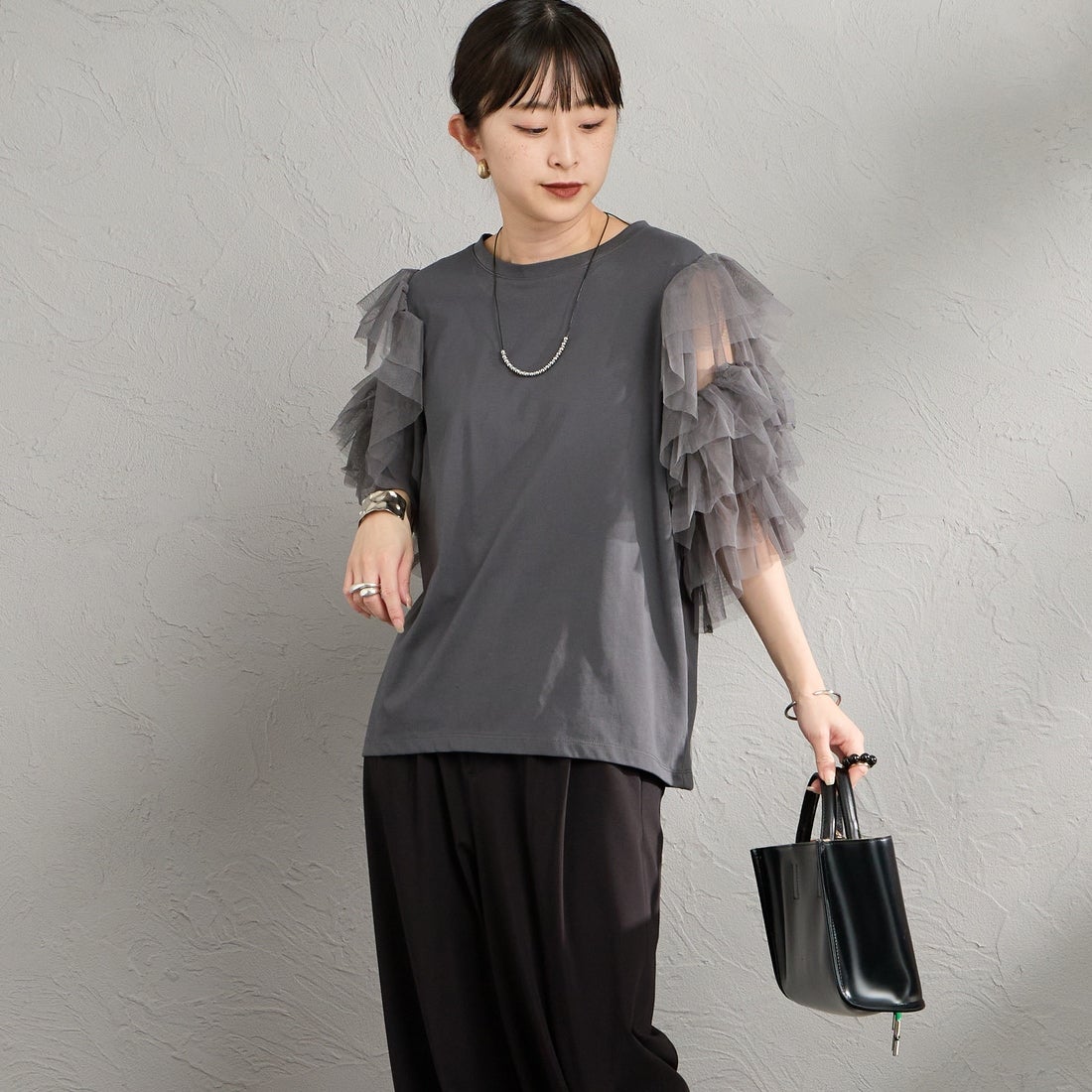 nenom [ネノム] 袖チュールドッキングショートスリーブTシャツ [NE26322006] 08 CHARCOA &&モデル身長：150cm 着用サイズ：F&&