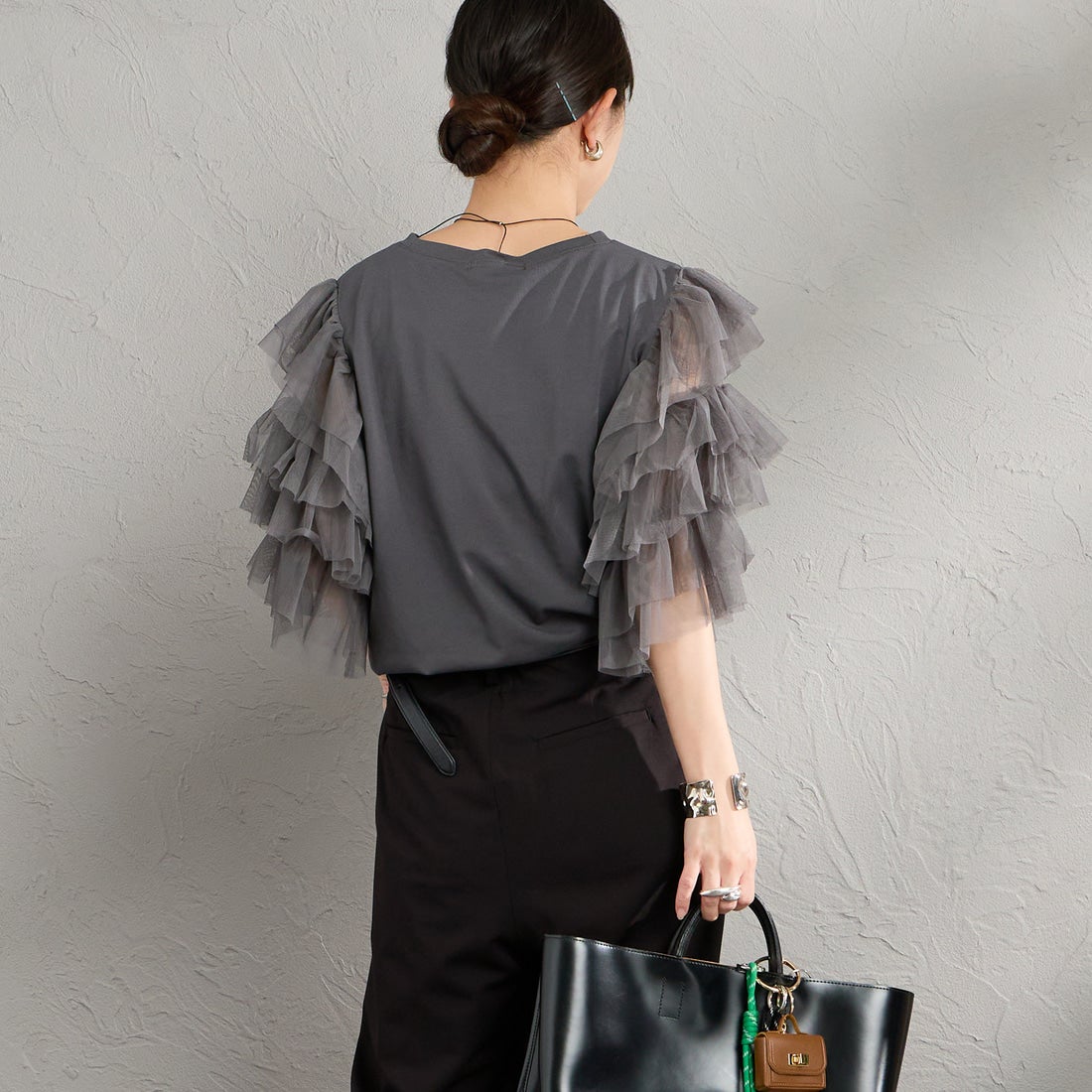 nenom [ネノム] 袖チュールドッキングショートスリーブTシャツ [NE26322006] 08 CHARCOA &&モデル身長：150cm 着用サイズ：F&&