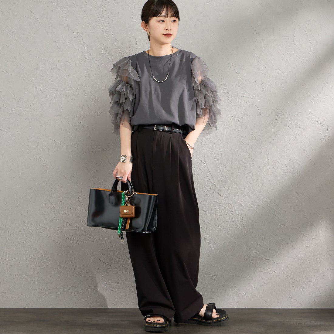 nenom [ネノム] 袖チュールドッキングショートスリーブTシャツ [NE26322006] 08 CHARCOA &&モデル身長：150cm 着用サイズ：F&&] 袖チュールドッキングショートスリーブTシャツ [NE26322006] 08 CHARCOA