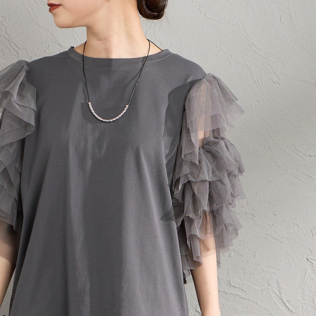 nenom [ネノム] 袖チュールドッキングショートスリーブTシャツ [NE26322006] 08 CHARCOA &&モデル身長：150cm 着用サイズ：F&&