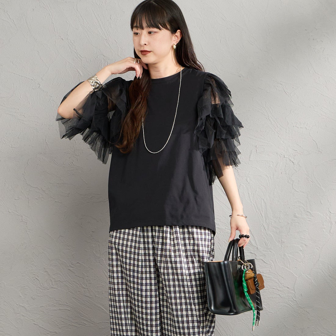 nenom [ネノム] 袖チュールドッキングショートスリーブTシャツ [NE26322006] 09 BLACK &&モデル身長：150cm 着用サイズ：F&&