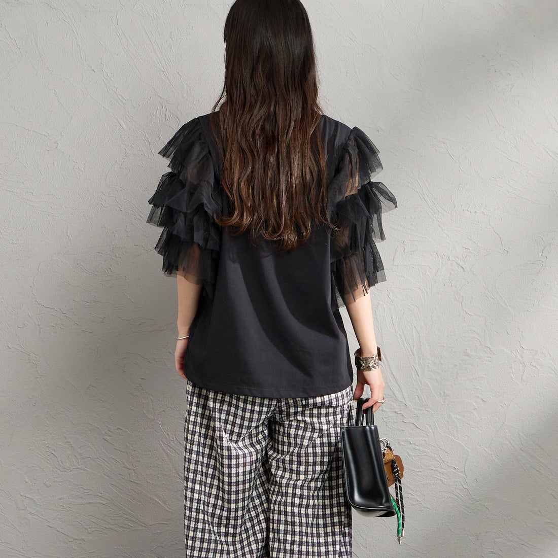 nenom [ネノム] 袖チュールドッキングショートスリーブTシャツ [NE26322006] 09 BLACK &&モデル身長：150cm 着用サイズ：F&&