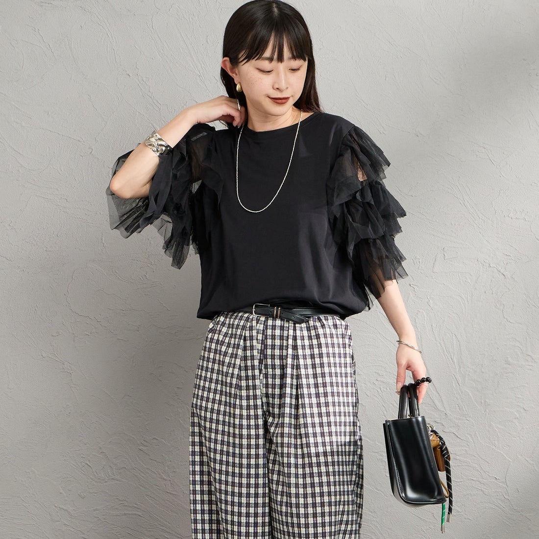 nenom [ネノム] 袖チュールドッキングショートスリーブTシャツ [NE26322006] 09 BLACK &&モデル身長：150cm 着用サイズ：F&&