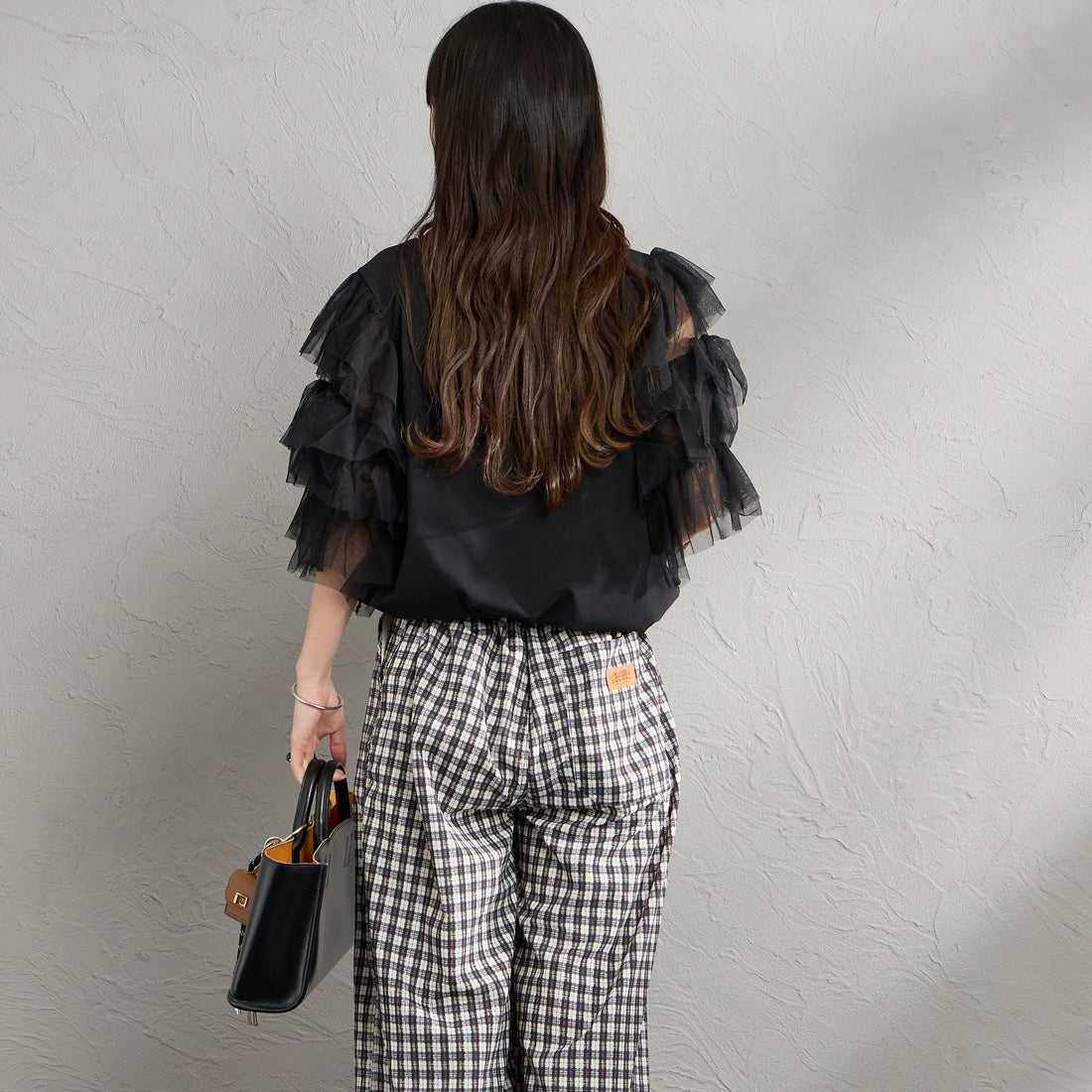 nenom [ネノム] 袖チュールドッキングショートスリーブTシャツ [NE26322006] 09 BLACK &&モデル身長：150cm 着用サイズ：F&&