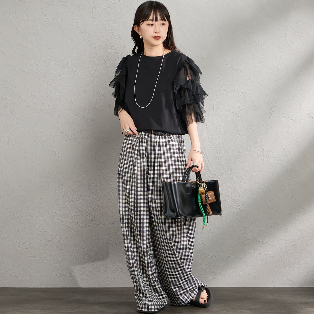 nenom [ネノム] 袖チュールドッキングショートスリーブTシャツ [NE26322006] 09 BLACK &&モデル身長：150cm 着用サイズ：F&&