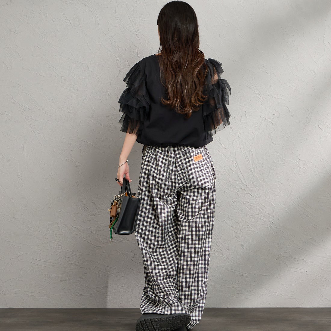 nenom [ネノム] 袖チュールドッキングショートスリーブTシャツ [NE26322006] 09 BLACK &&モデル身長：150cm 着用サイズ：F&&