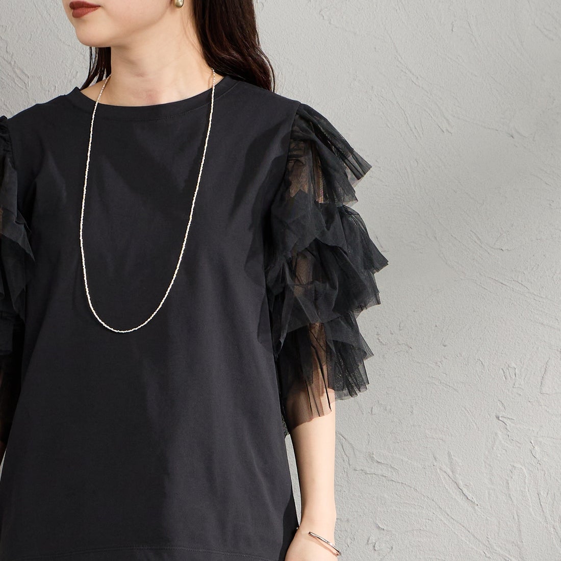 nenom [ネノム] 袖チュールドッキングショートスリーブTシャツ [NE26322006] 09 BLACK &&モデル身長：150cm 着用サイズ：F&&