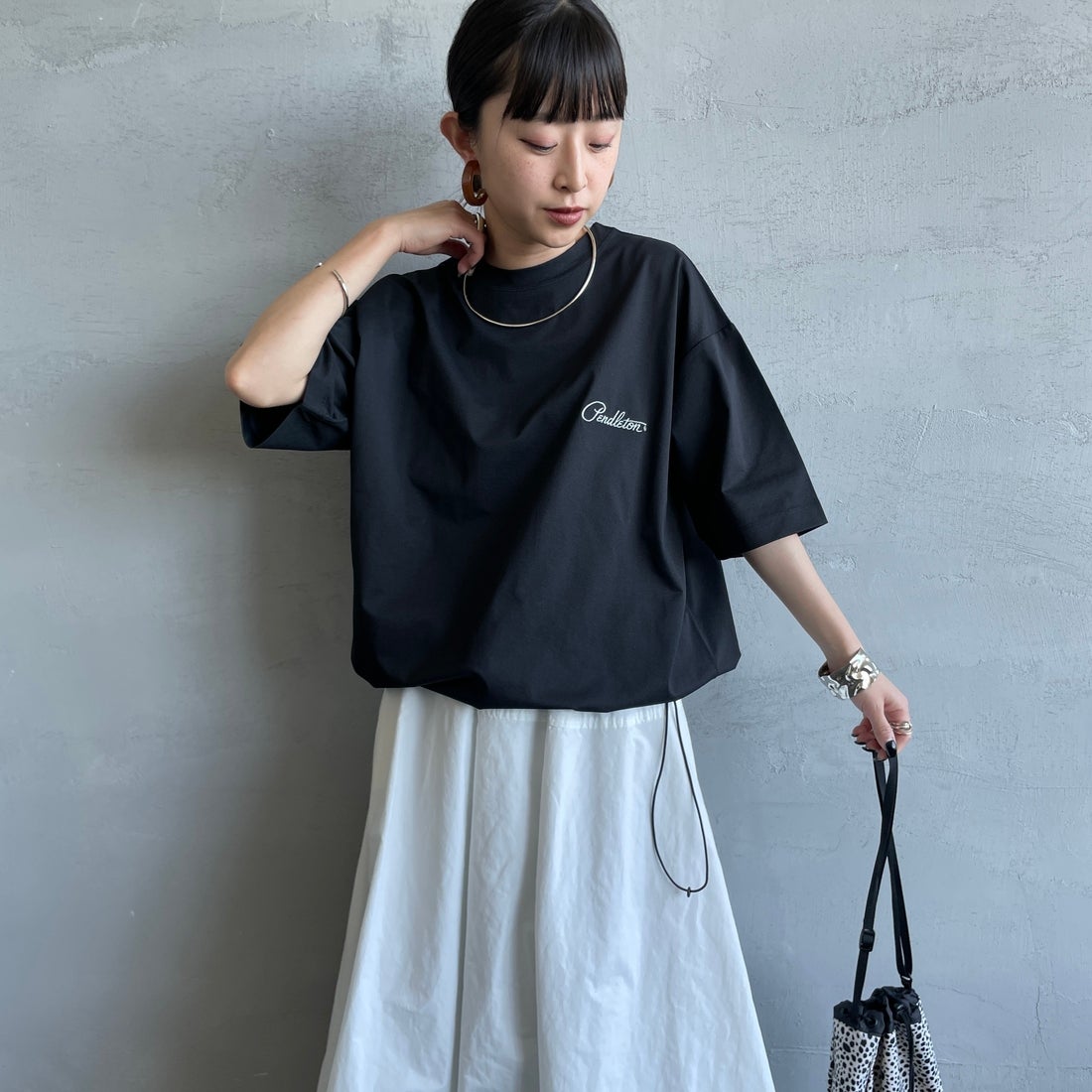 PENDLETON [ペンドルトン] 別注 ドローコード付き ネイティブ柄 バックプリントTシャツ [6275-4207-JF] BLACK &&モデル身長：150cm 着用サイズ：S&&