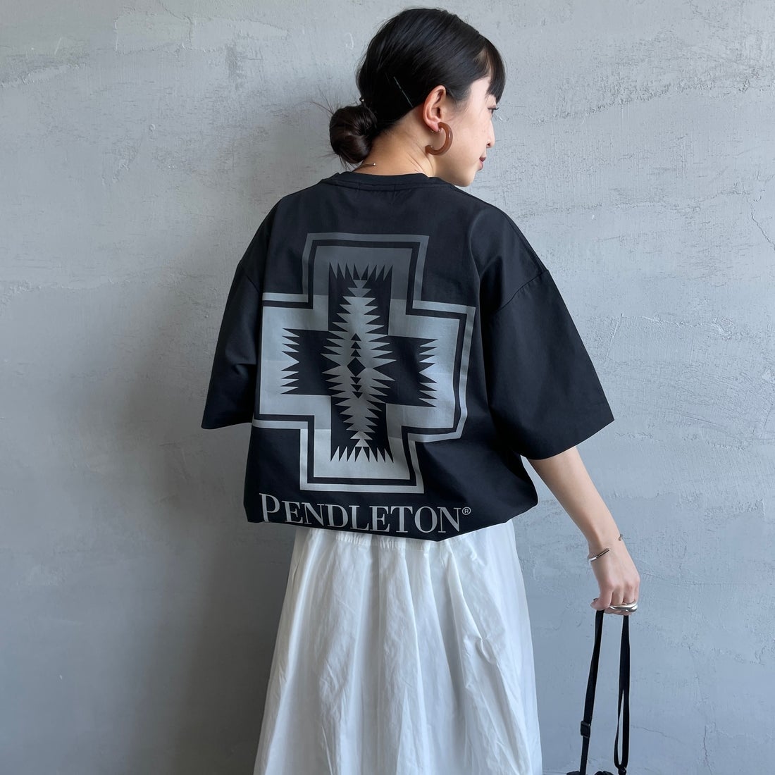 PENDLETON [ペンドルトン] 別注 ドローコード付き ネイティブ柄 バックプリントTシャツ [6275-4207-JF] BLACK &&モデル身長：150cm 着用サイズ：S&&
