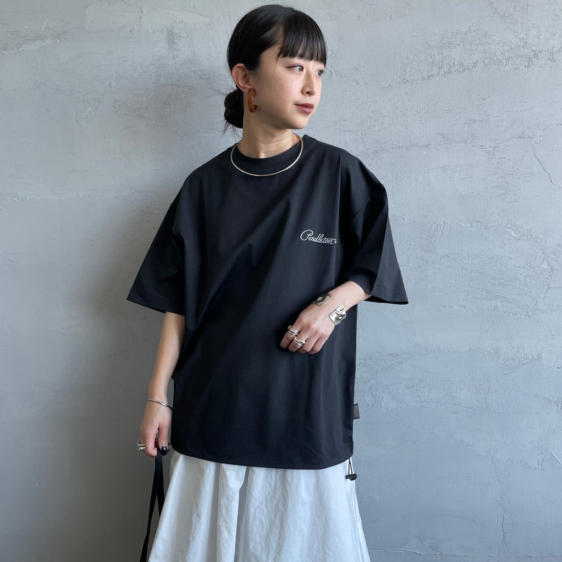 PENDLETON [ペンドルトン] 別注 ドローコード付き ネイティブ柄 バックプリントTシャツ [6275-4207-JF] BLACK &&モデル身長：150cm 着用サイズ：S&&