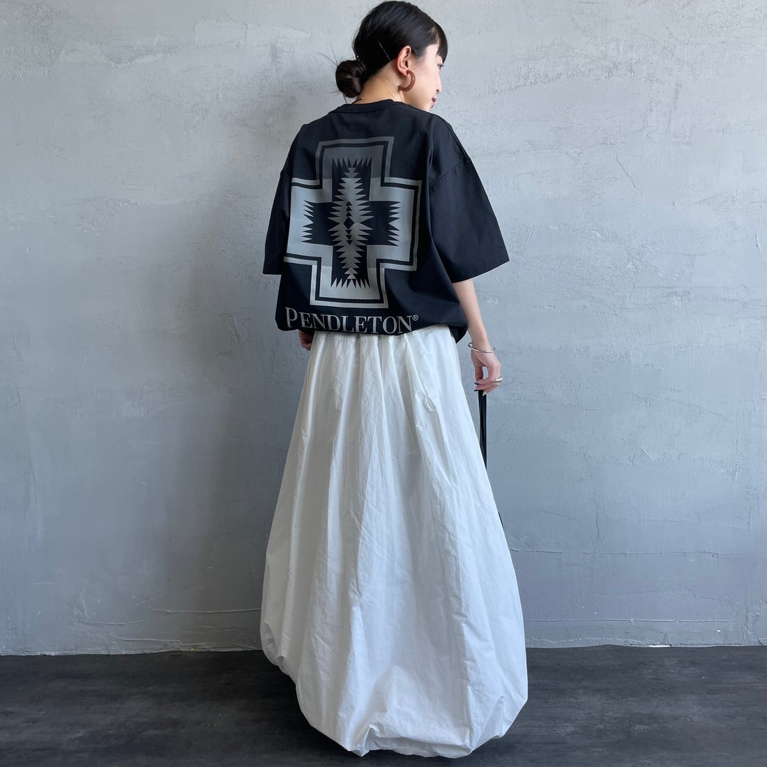 PENDLETON [ペンドルトン] 別注 ドローコード付き ネイティブ柄 バックプリントTシャツ [6275-4207-JF] BLACK &&モデル身長：150cm 着用サイズ：S&&