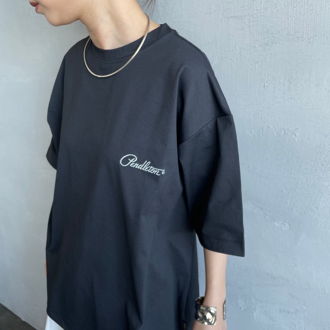 PENDLETON [ペンドルトン] 別注 ドローコード付き ネイティブ柄 バックプリントTシャツ [6275-4207-JF] BLACK &&モデル身長：150cm 着用サイズ：S&&