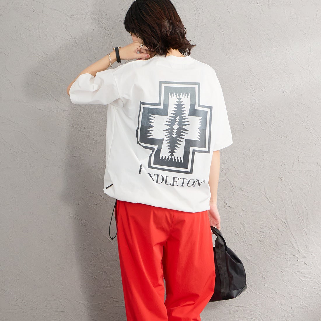 PENDLETON [ペンドルトン] 別注 ドローコード付き ネイティブ柄 バックプリントTシャツ [6275-4207-JF] WHITE &&モデル身長：160cm 着用サイズ：S&&