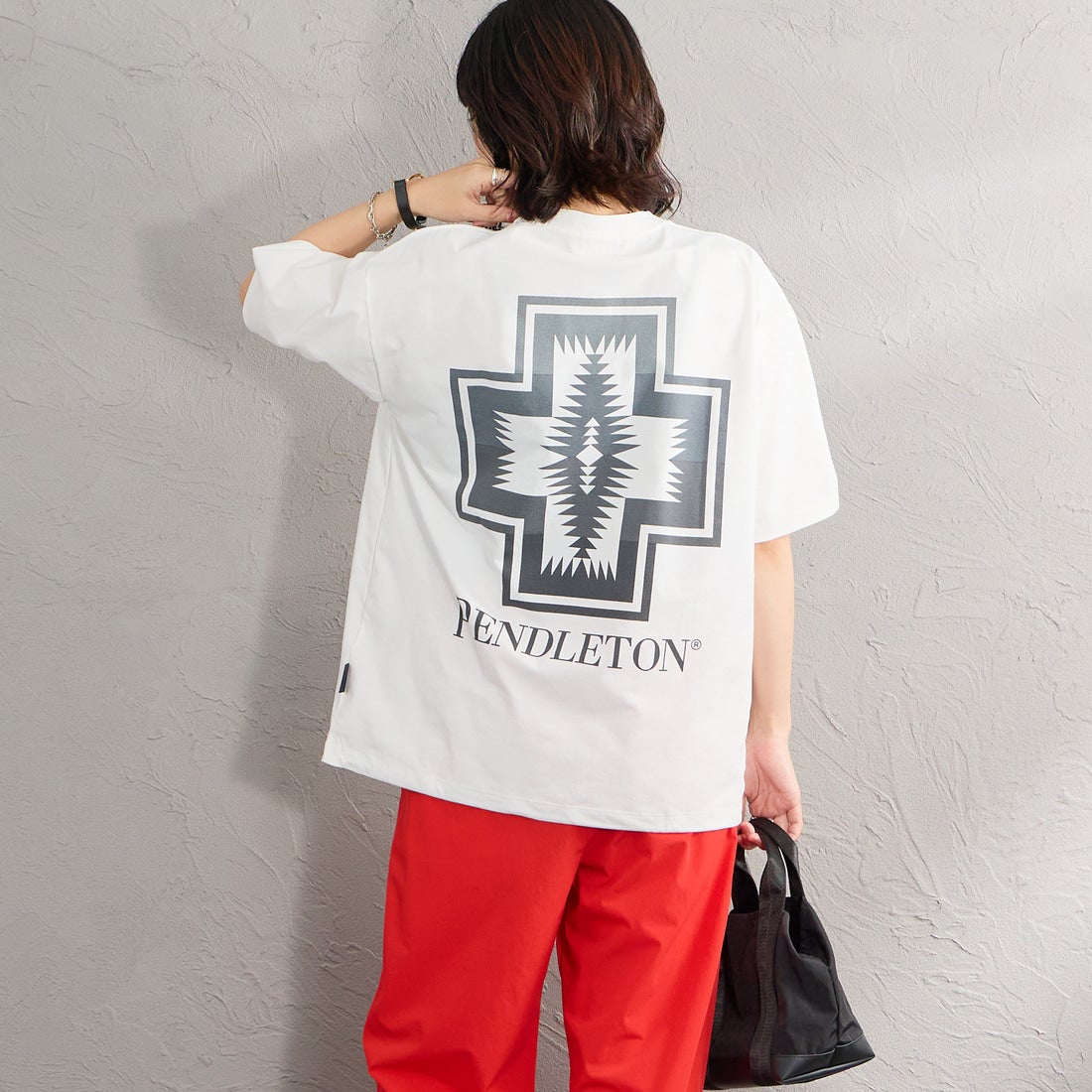 PENDLETON [ペンドルトン] 別注 ドローコード付き ネイティブ柄 バックプリントTシャツ [6275-4207-JF] WHITE &&モデル身長：160cm 着用サイズ：S&&