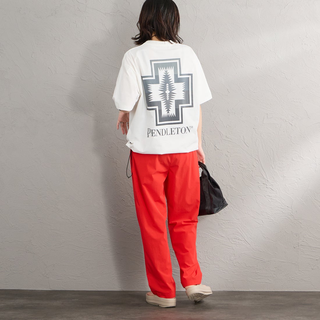 PENDLETON [ペンドルトン] 別注 ドローコード付き ネイティブ柄 バックプリントTシャツ [6275-4207-JF] WHITE &&モデル身長：160cm 着用サイズ：S&&