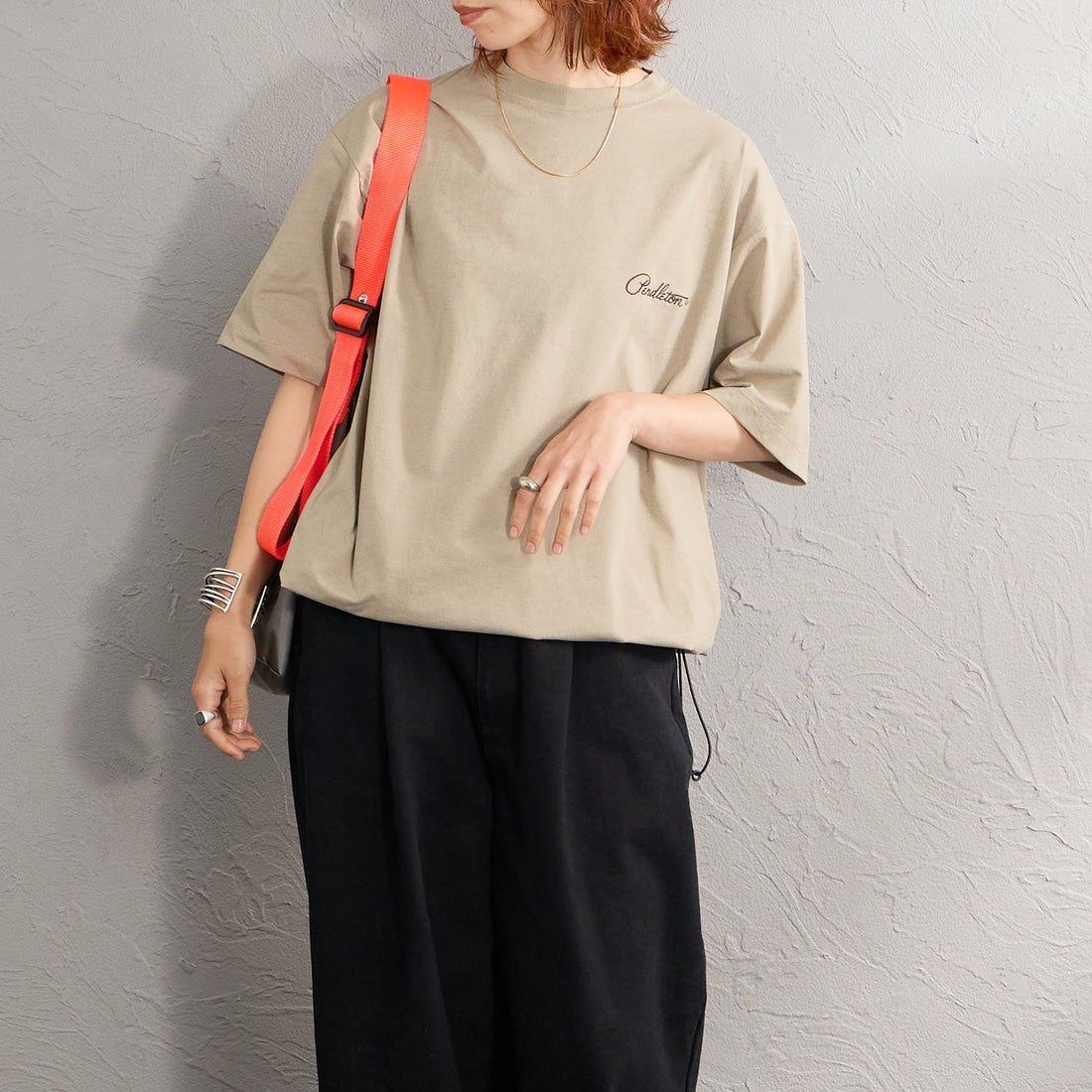 PENDLETON [ペンドルトン] 別注 ドローコード付き ネイティブ柄 バックプリントTシャツ [6275-4207-JF] TAN &&モデル身長：158cm 着用サイズ：S&&