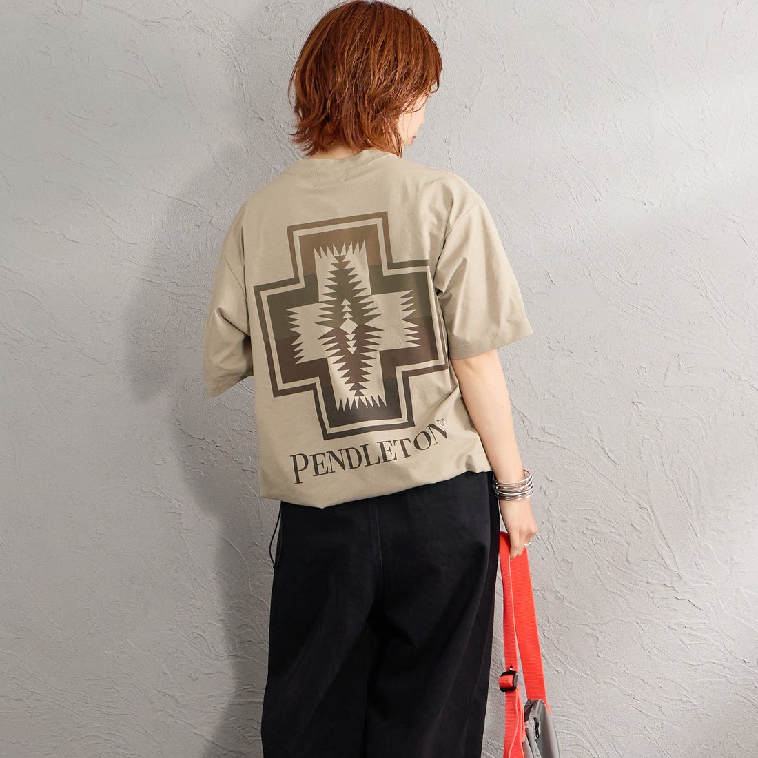 PENDLETON [ペンドルトン] 別注 ドローコード付き ネイティブ柄 バックプリントTシャツ [6275-4207-JF] TAN &&モデル身長：158cm 着用サイズ：S&&