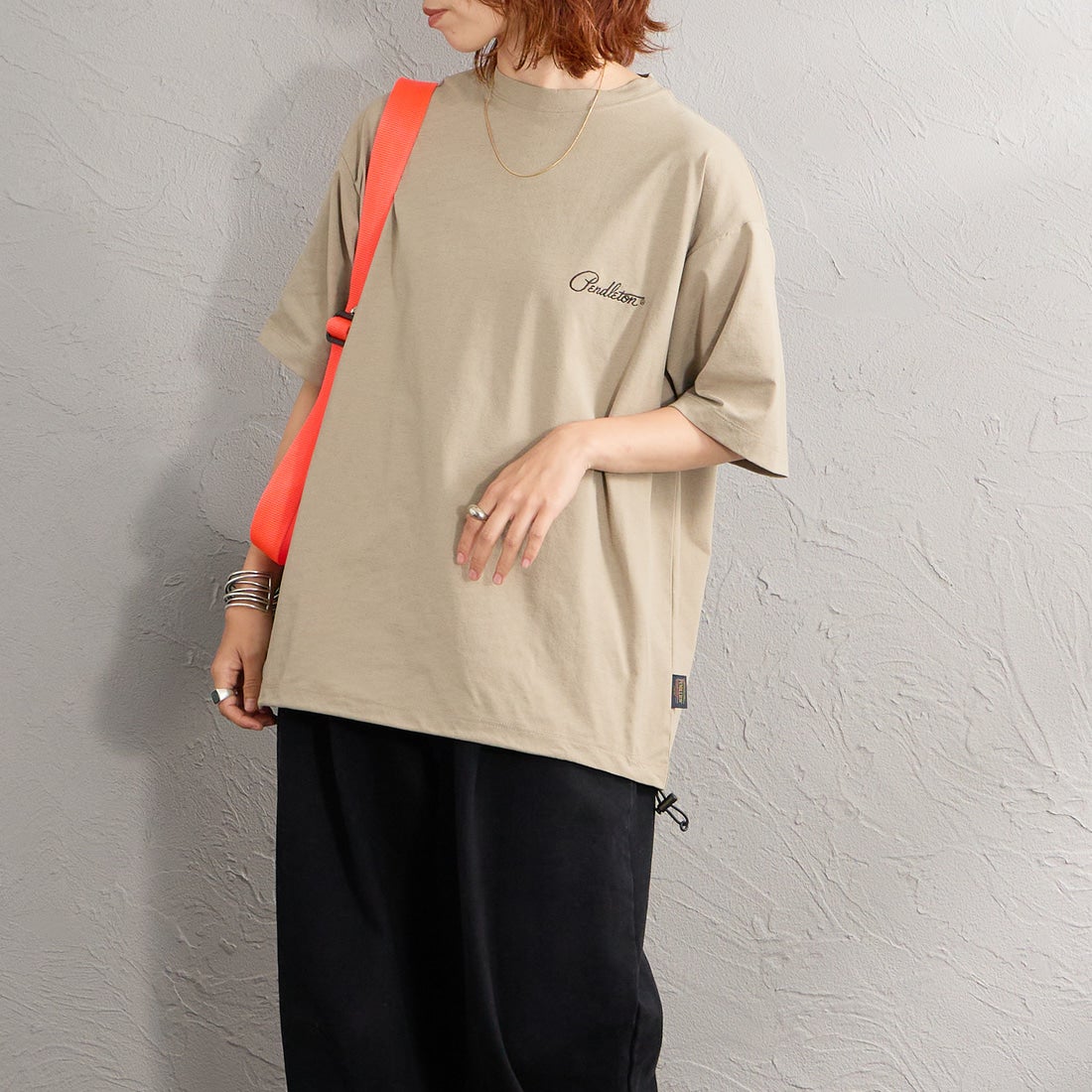PENDLETON [ペンドルトン] 別注 ドローコード付き ネイティブ柄 バックプリントTシャツ [6275-4207-JF] TAN &&モデル身長：158cm 着用サイズ：S&&