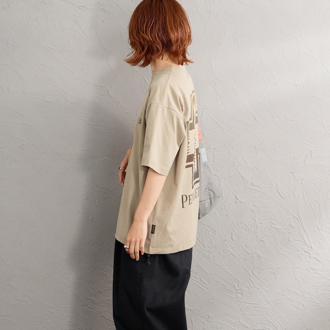 PENDLETON [ペンドルトン] 別注 ドローコード付き ネイティブ柄 バックプリントTシャツ [6275-4207-JF] TAN &&モデル身長：158cm 着用サイズ：S&&