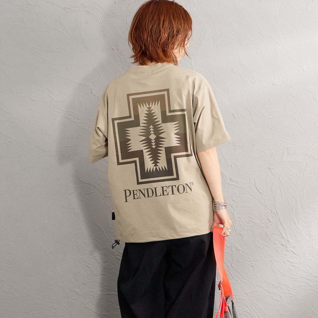 PENDLETON [ペンドルトン] 別注 ドローコード付き ネイティブ柄 バックプリントTシャツ [6275-4207-JF] TAN &&モデル身長：158cm 着用サイズ：S&&