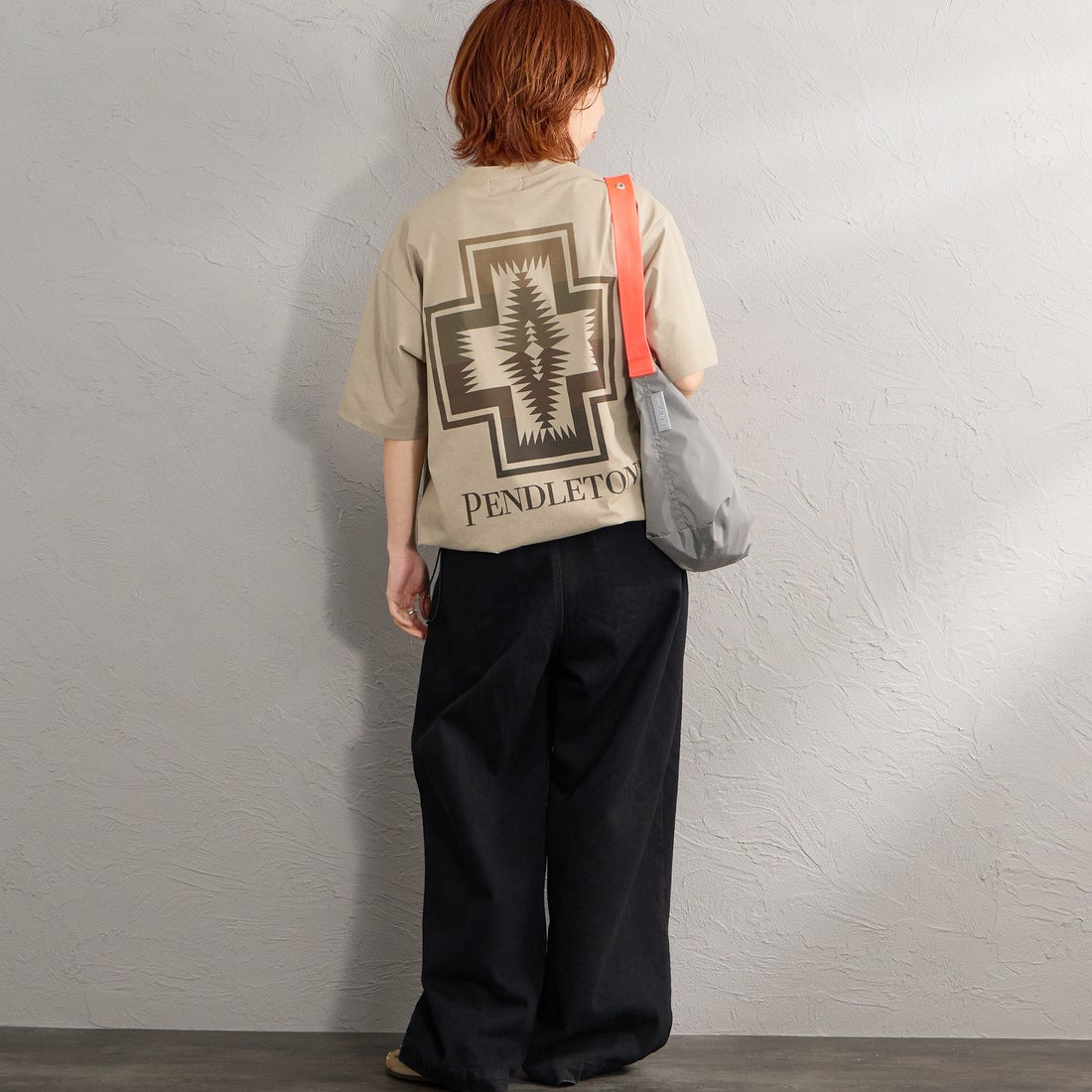 PENDLETON [ペンドルトン] 別注 ドローコード付き ネイティブ柄 バックプリントTシャツ [6275-4207-JF] TAN &&モデル身長：158cm 着用サイズ：S&&