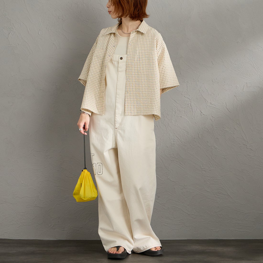 UNIVERSAL OVERALL [ユニバーサルオーバーオール] 別注 ショート丈 ビッグポケットシャツ [U2623157IN-JF] BEIGE CHK &&モデル身長：158cm 着用サイズ：F&&
